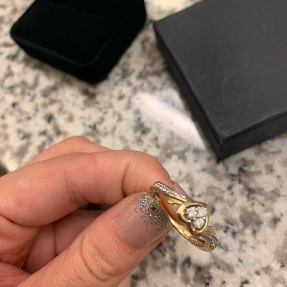 Heart shaped gold promise ring - Picture 4 of 4